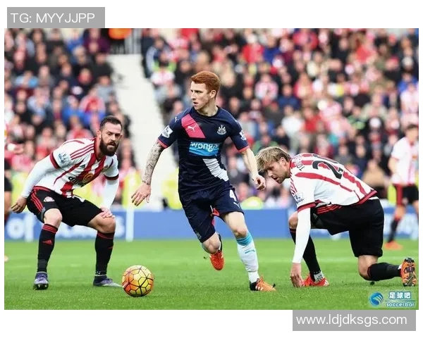 足球明星腿部受伤瞬间视频曝光引发球迷热议与担忧